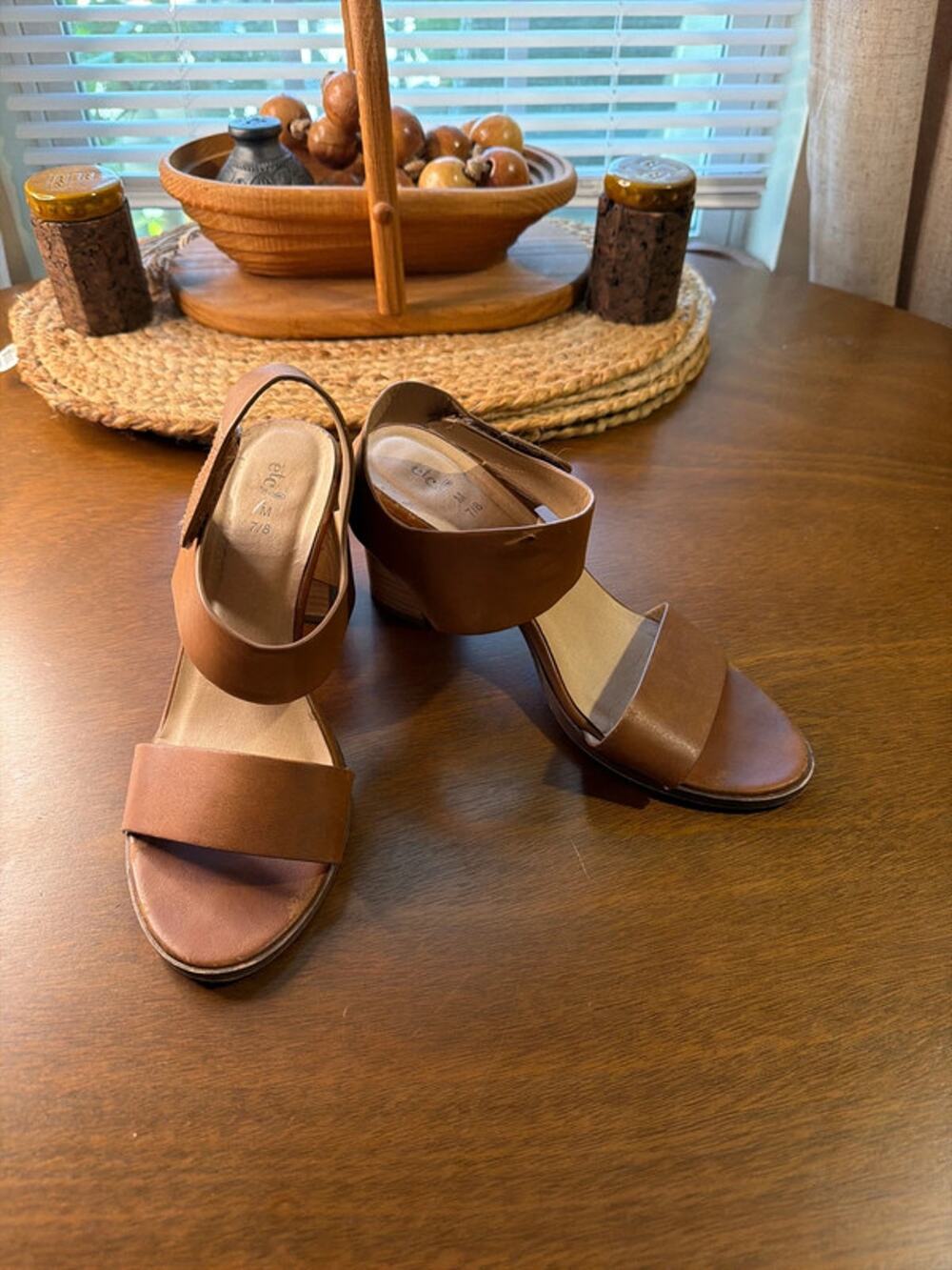 Etc 10 vegan leather Black Hill sandals 7.5 507